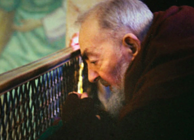 Padre Pio in preghiera davanti a Maria - Portale ufficiale di Padre Pio ...